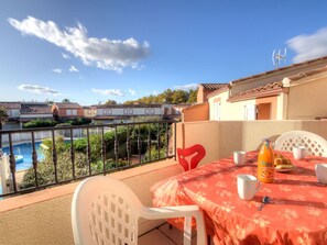 Outdoor dining - Beautiful apartment for 4 guests with WIFI, pool, TV, terrace and pets allowed (Agde)