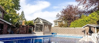 🔵42% savings • 9 mins @ Airport • Free Parking (Blueberry)