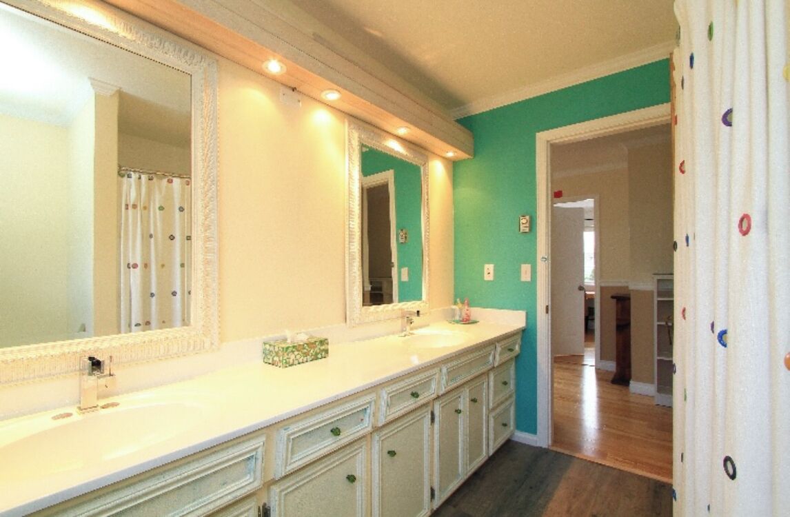 Combined shower/tub, hair dryer, towels, soap