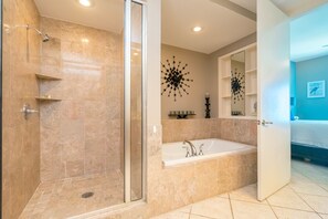 Combined shower/bathtub, jetted bath, hair dryer, towels - Stunning Gulf-View 10th Floor Unit- 2BR/2BA - Sleeps 6 - Temp-Controlled Pool (South Padre Island)