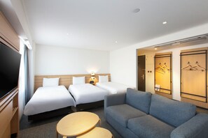Phòng Suite, không hút thuốc (with separated bath and toilet) | Két bảo mật tại phòng, màn/rèm cản sáng 