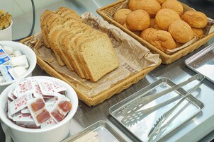 Desayuno continental diario (KRW 16500 por persona)