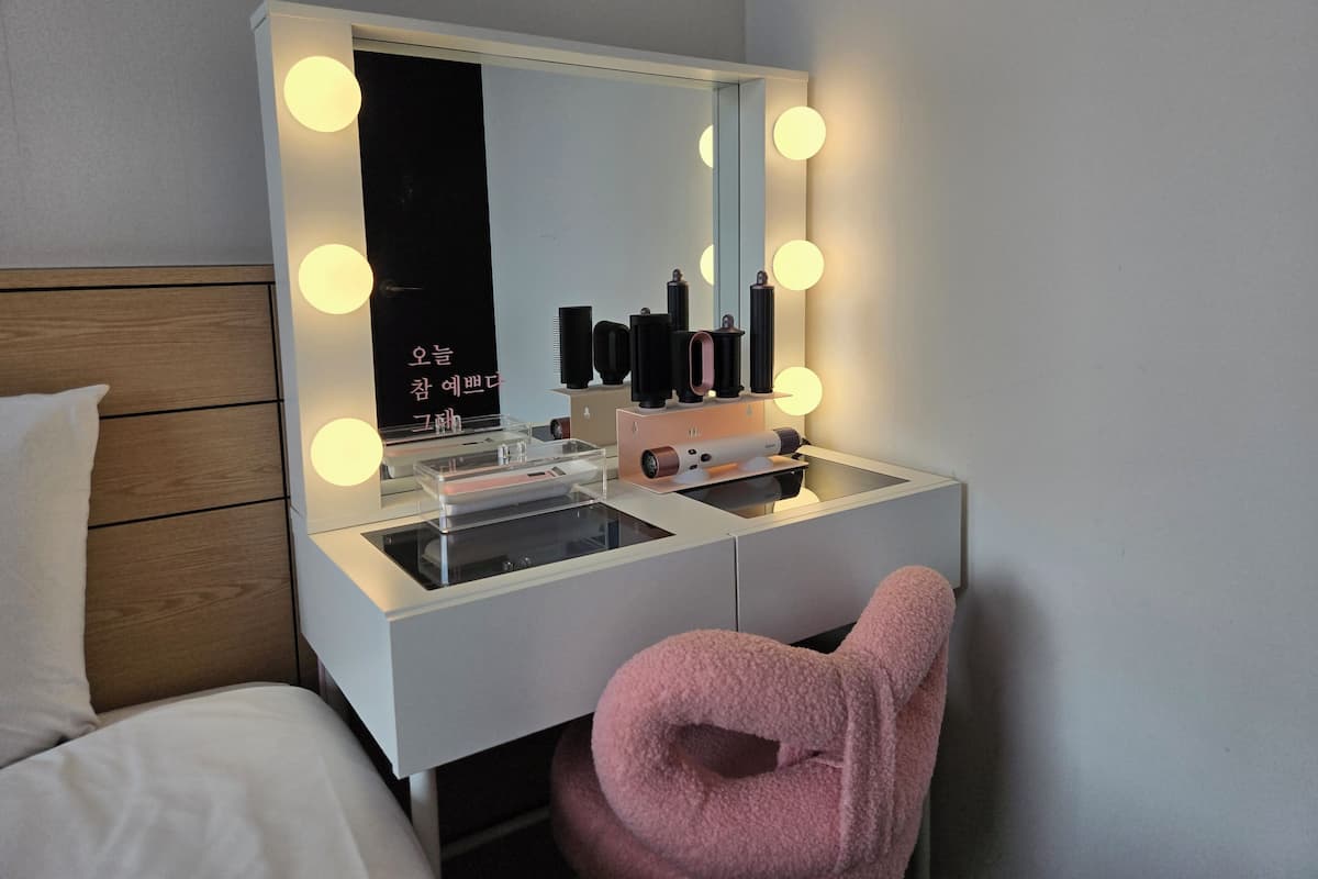 Beauty Styling Twin | In-room safe, blackout drapes, free WiFi, bed sheets