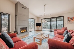 Smart TV, fireplace - Frogmouth Hutte - A unique mountain destination.
Alpine Way, Crackenback. (Crackenback)