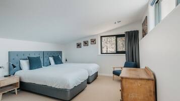 4 bedrooms, iron/ironing board, free WiFi, bed sheets