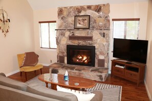 Smart TV, chimenea y reproductor de DVD 