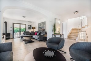 TV, DVD-spiller og stereoanlegg