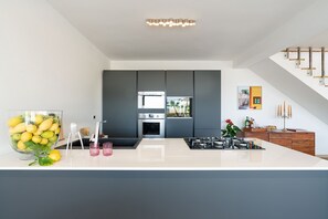 Kühlschrank, Mikrowelle, Ofen, Herdplatte