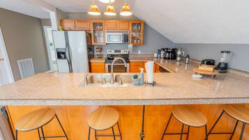 Réfrigérateur, micro-ondes, four, plaque de cuisson