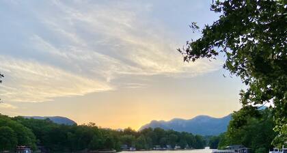 6 Bedroom House + Private Suite, 2 Minutes From Lake With All Amenities