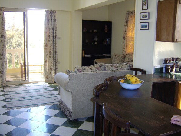 TV, DVD player, stereo - Remarkable Penthouse Apartment in Hurghada. (Hurghada)