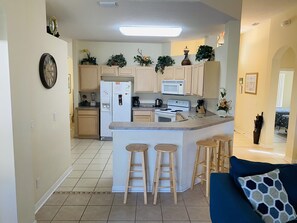 Réfrigérateur, micro-ondes, plaque de cuisson, lave-vaisselle