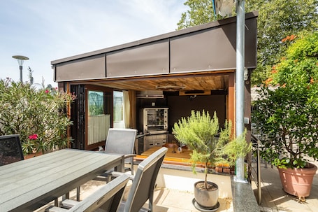 Outdoor dining. Apartment "Zur Imme" with Mountain View, Wi-Fi and Air Conditioning