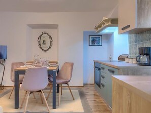 Kühlschrank, Ofen, Kochgeschirr/Geschirr/Besteck