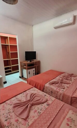 2 bedrooms, iron/ironing board, WiFi