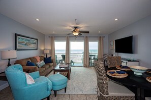 Smart TV, books - Right on the Beach ~ An Emerald Oasis ~ Pool ~ 1BR 1BA ~ King & Bunks (Santa Rosa Beach)