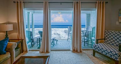 Right on the Beach ~ An Emerald Oasis ~ Pool ~ 1BR 1BA ~ King & Bunks