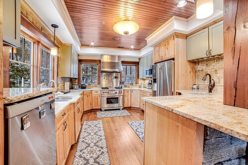 Deluxe, Four-Story Mountain Home with Fast WiFi and Central AC - Near the Slopes