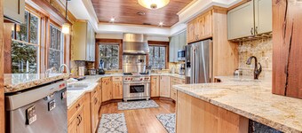 Deluxe, Four-Story Mountain Home with Fast WiFi and Central AC - Near the Slopes