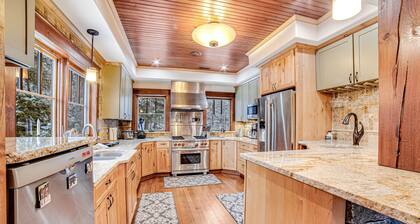 Deluxe, Four-Story Mountain Home with Fast WiFi and Central AC - Near the Slopes