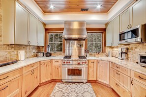 Fridge, microwave, oven, stovetop - Deluxe, Four-Story Mountain Home with Fast WiFi and Central AC - Near the Slopes (North Creek)
