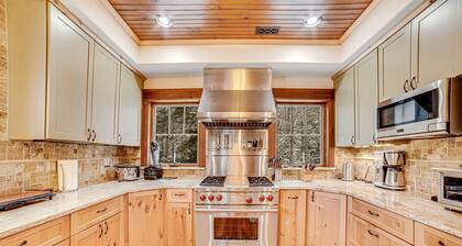 Deluxe, Four-Story Mountain Home with Fast WiFi and Central AC - Near the Slopes