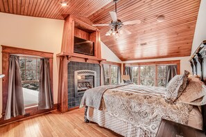 4 bedrooms, desk, WiFi, bed sheets