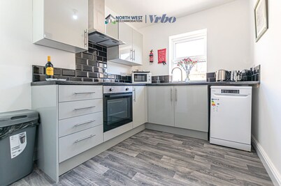 Warrington 3BR House – Ideal for Contractors Stay with Free WiFi & Parking