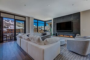 Smart-TV, Kamin, Stereoanlage