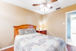 6 bedrooms, iron/ironing board, Internet, bed sheets