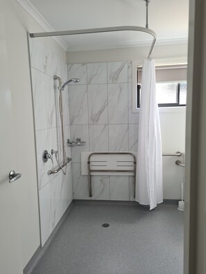 Squirrel Glider | Bathroom | Shower, rainfall showerhead, soap, shampoo