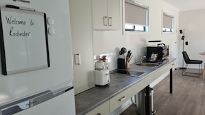 Squirrel Glider | Private kitchen | Full-size fridge, microwave, oven, stovetop - Rochester Riverside Holiday Park (Rochester)