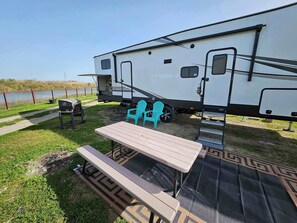 Outdoor dining - RV9 | Family Beach Getaway -  Cruiser Aire (Gilchrist)