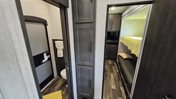 1 dormitori, un bressol de viatge, wifi gratuïta i roba de llit