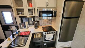 Coffee/tea maker, full-size fridge, microwave, oven