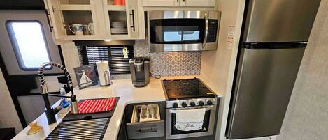 Full-size fridge, microwave, oven, stovetop