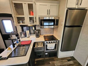 Full-sized fridge, microwave, oven, stovetop