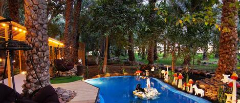 Una piscina al aire libre