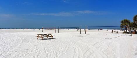 Playa en los alrededores y sombrillas