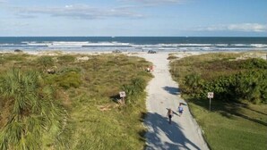 En sti langs stranden uden bygninger eller faciliteter i sigte.