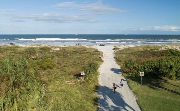 Beach nearby, sun-loungers, beach towels