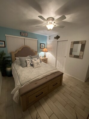 4 bedrooms, iron/ironing board, travel crib, WiFi - Beautiful island home, large entrance to beach! Sun deck, ocean view, hot tub (St. Augustine)