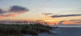 Beautiful island home, large entrance to beach! Sun deck, ocean view, hot tub