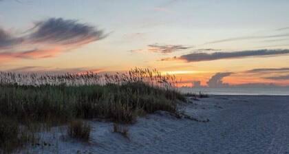 Beautiful island home, large entrance to beach! Sun deck, ocean view, hot tub