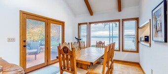 Water-view dog-friendly home with Squamish Harbor view & beach access
