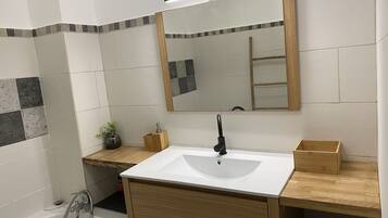 Badkar, handdukar och toalettpapper