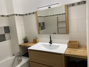 Badewanne, Handtücher, Toilettenpapier