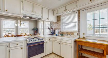 Dreamy Duplex on the Bay w/ Views, Full Kitchen & Free WiFi - Dogs Welcome!