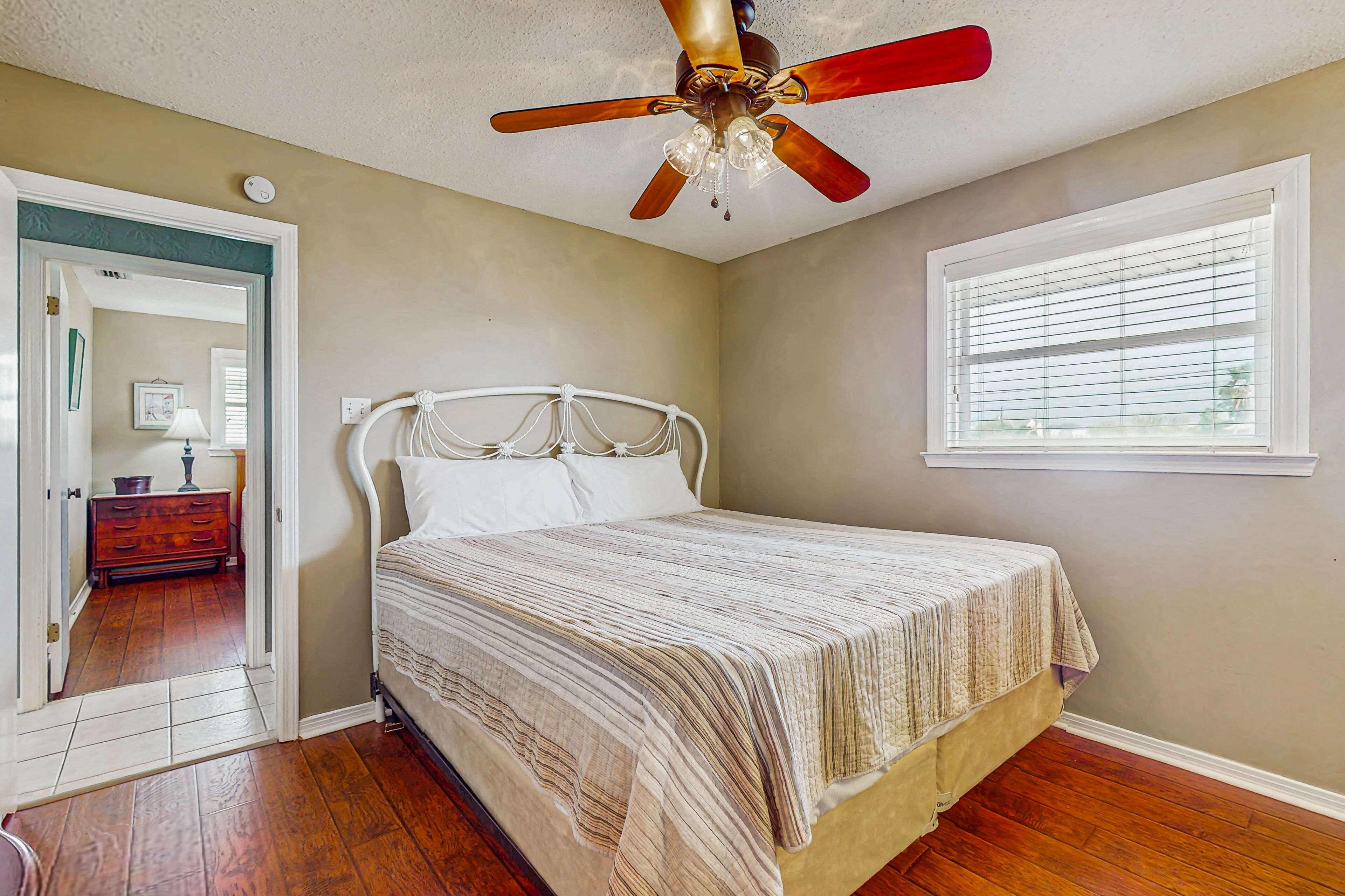 3 عدّة غرف نوم ومكواة/لوح كي وخدمة الإنترنت وملاءات أسرّة