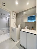 Bañera y ducha independientes, bañera profunda